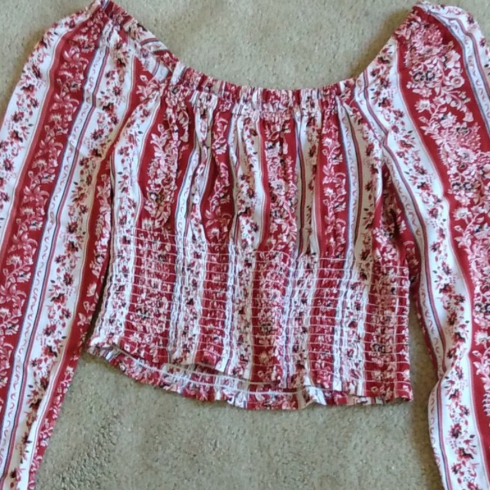 Long sleeve decorative crop top